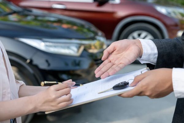 Consulente consegna il contratto di noleggio lungo termine e le chiavi dell'auto a una cliente con partita IVA