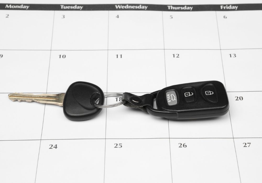 Chiavi dell'auto appoggiate su un calendario, per la data di consegna del noleggio lungo termine