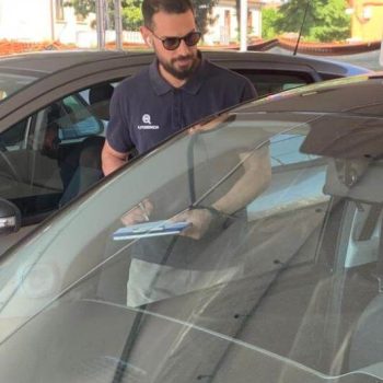 Giovanni di Comproautoberica – Il nostro impegno e la nostra passione Giovanni di Comproautoberica mentre lavora con passione sulla sistemazione di un auto usata che ha acquistato per garantire la massima trasparenza e qualità ai clienti