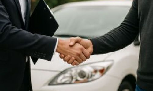 Migliore Proposta Reale per la Tua Auto Usata a Vicenza – Autoberica Stretta di mano tra venditore e cliente davanti a un'auto usata a Vicenza, simbolo della migliore proposta reale offerta da Autoberica.